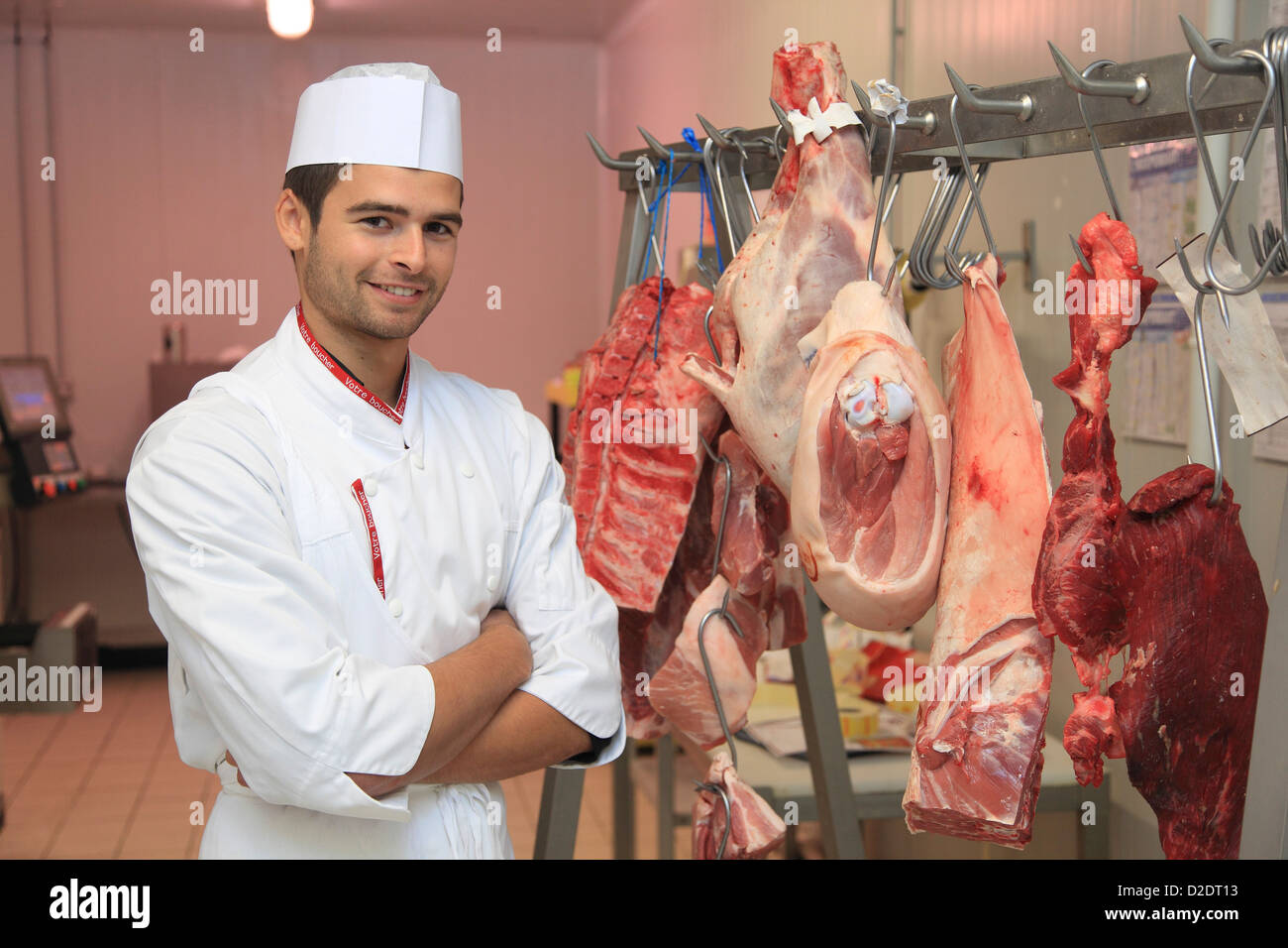 France, supermarché, jeune boucher. Banque D'Images