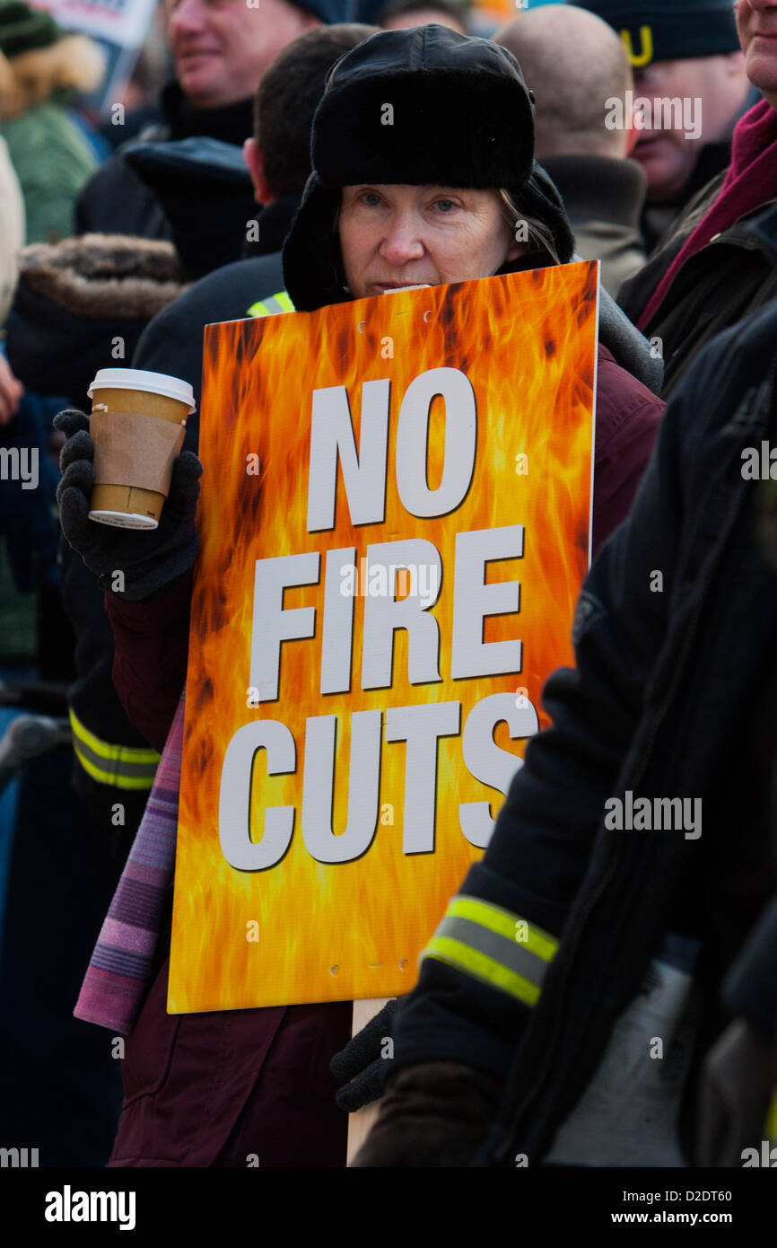 Londres, Royaume-Uni. Jan 21, 2013. Femme placard lire 'Pas de nouvelles compressions' à la messe hall de l'Incendie de Londres et de la planification d'urgence (LFEPA) réunion, protestant contre l'intention de fermer 12 postes d'incendie, retirer les 18 camions de pompiers et 520 postes de pompier. Le lobby a été appelé par la région de London de l'Union européenne de lutte contre l'incendie. Banque D'Images