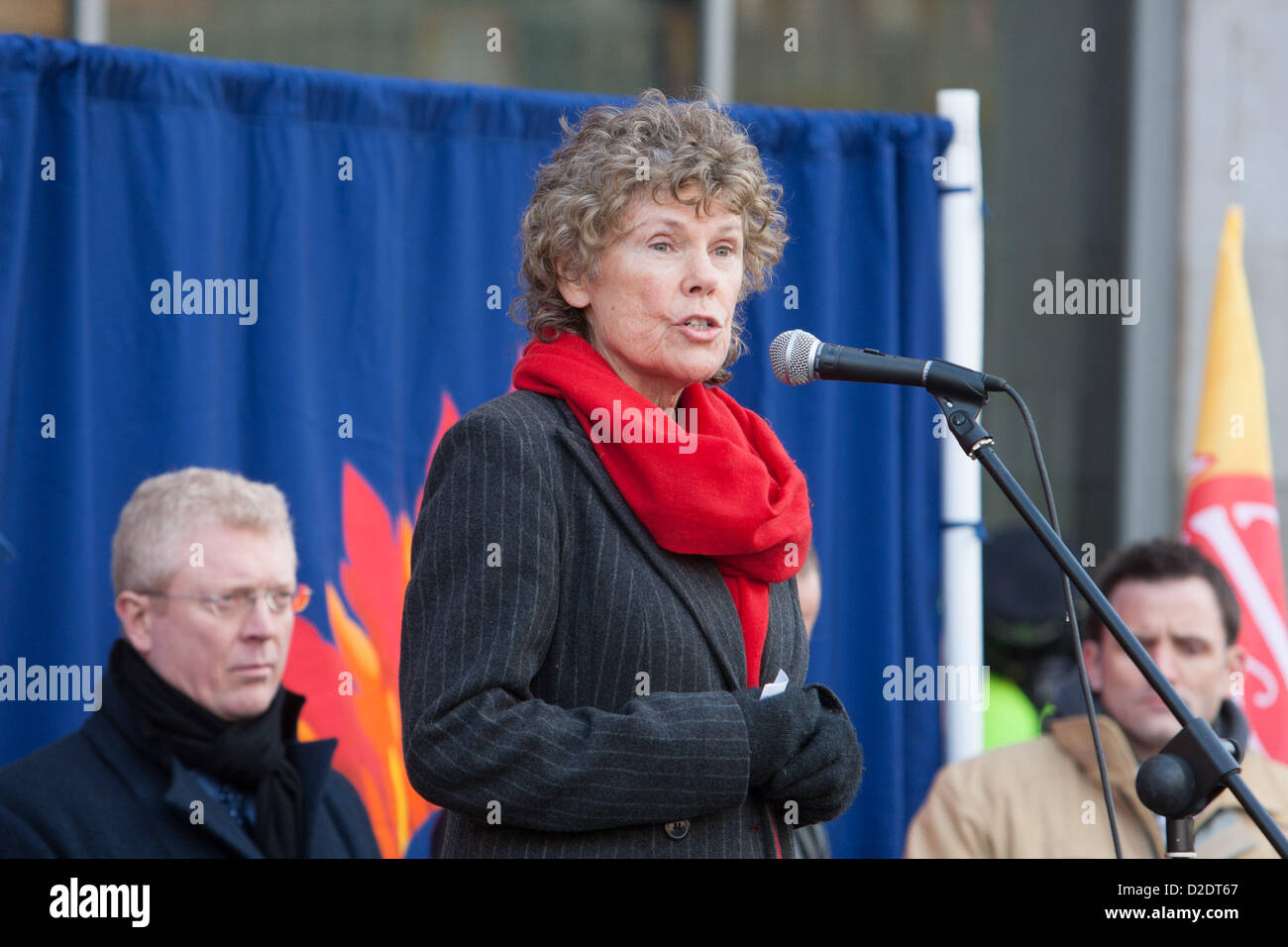 Londres, Royaume-Uni. Jan 21, 2013. Kate Hoey MP du travail à Vauxhall Londres adresses pompiers de mass lobby de l'Incendie de Londres et de la planification d'urgence (LFEPA) réunion, protestant contre l'intention de fermer 12 postes d'incendie, retirer les 18 camions de pompiers et 520 postes de pompier. Le lobby a été appelé par la région de London de l'Union européenne de lutte contre l'incendie. Banque D'Images