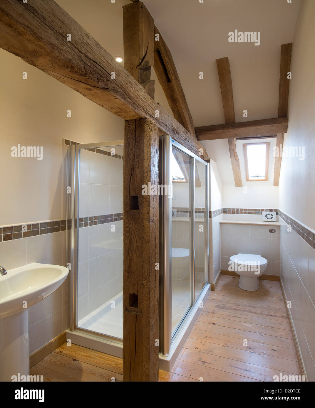 Belle salle de bains de style contemporain dans une grange aménagée  récemment rénové dans l'Angleterre rurale Photo Stock - Alamy