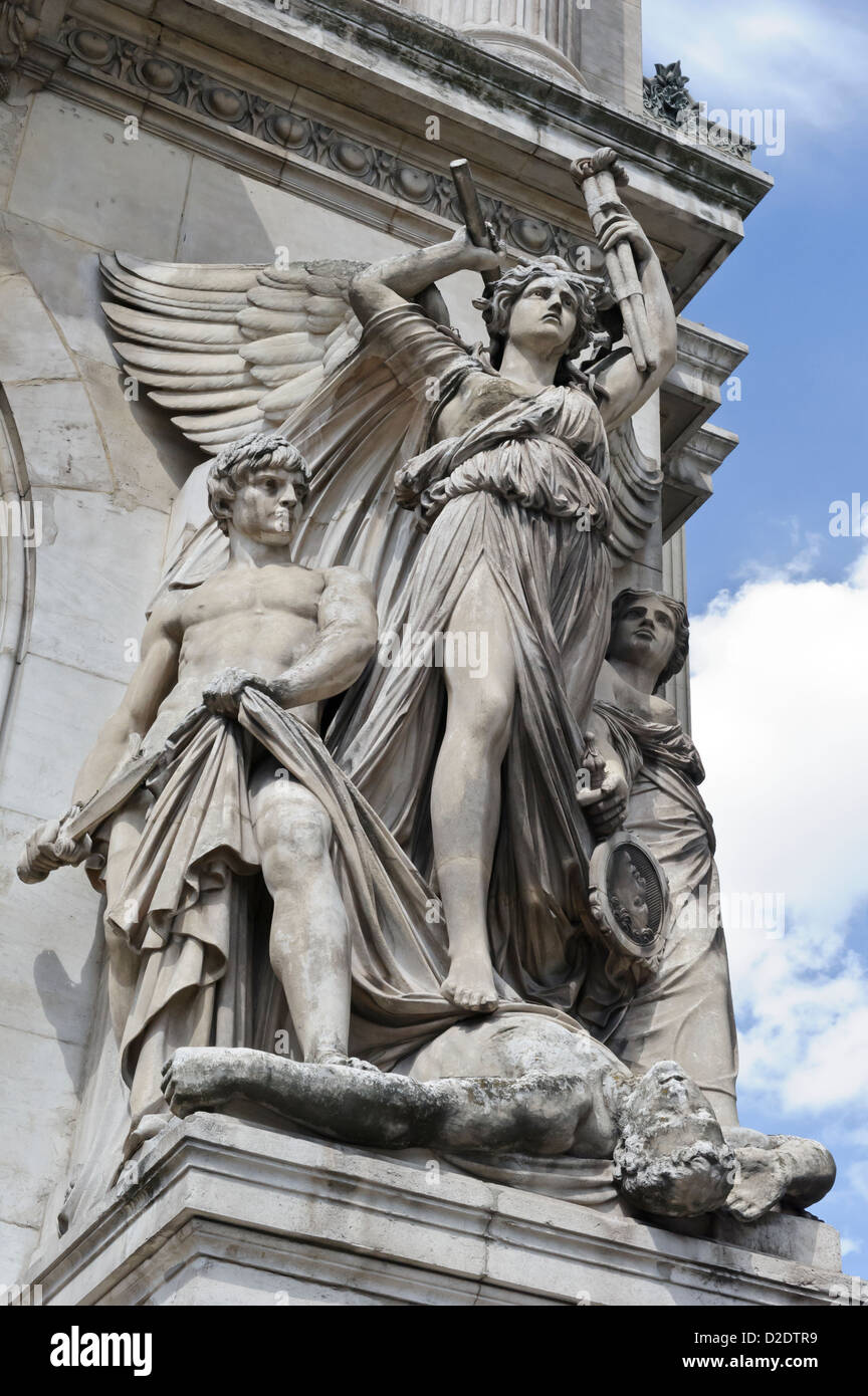 Statues drame lyrique par Jean-Joseph Perraud, Opéra National de Paris, France. Banque D'Images