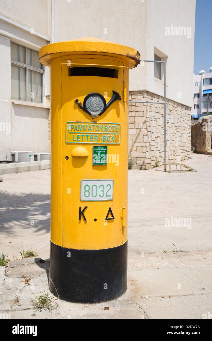 Une boite aux lettres jaune vif à Paphos, Chypre. Banque D'Images