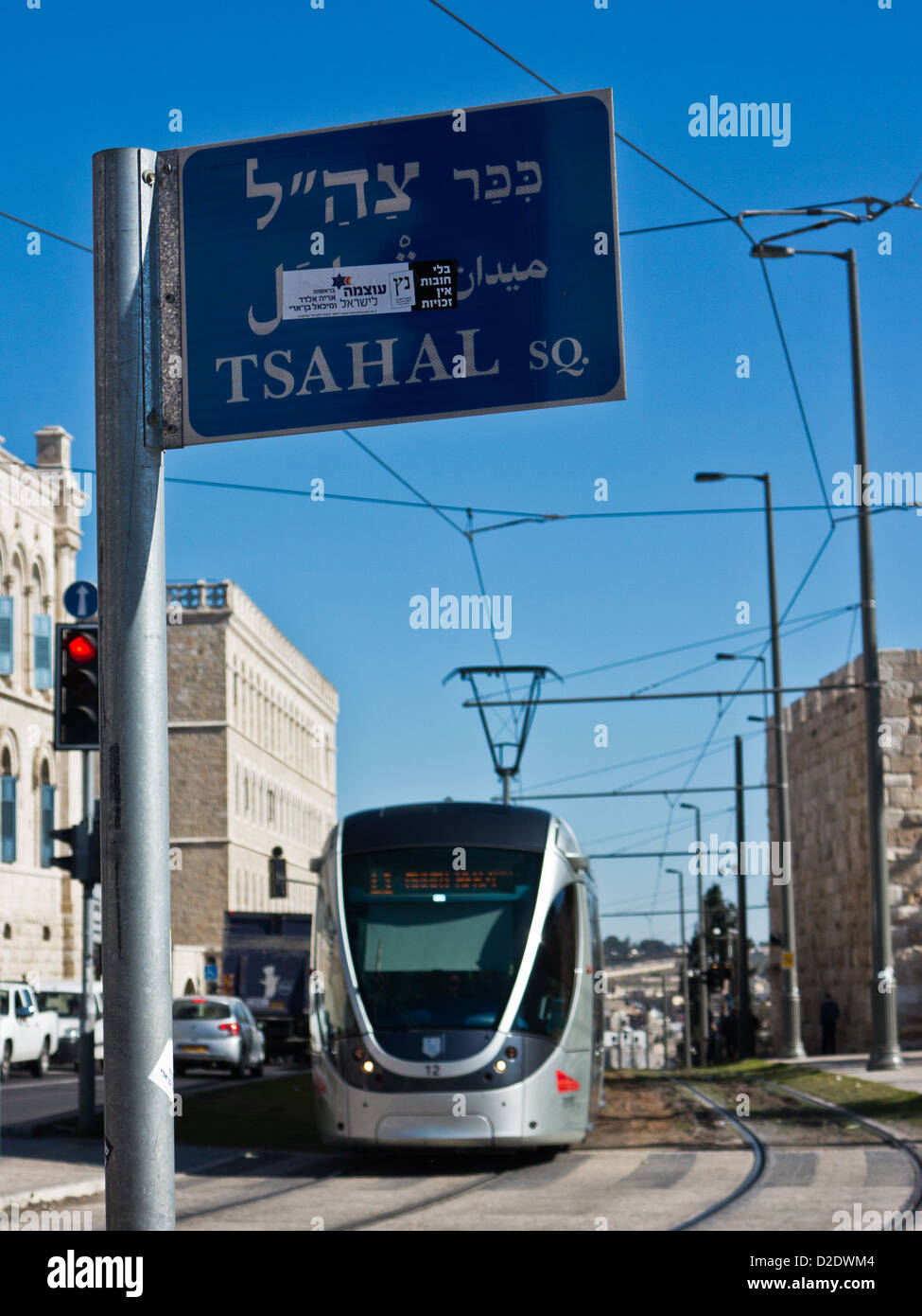 Le tramway de Jérusalem monte à partir de la Porte de Damas à Tzahal Square Banque D'Images