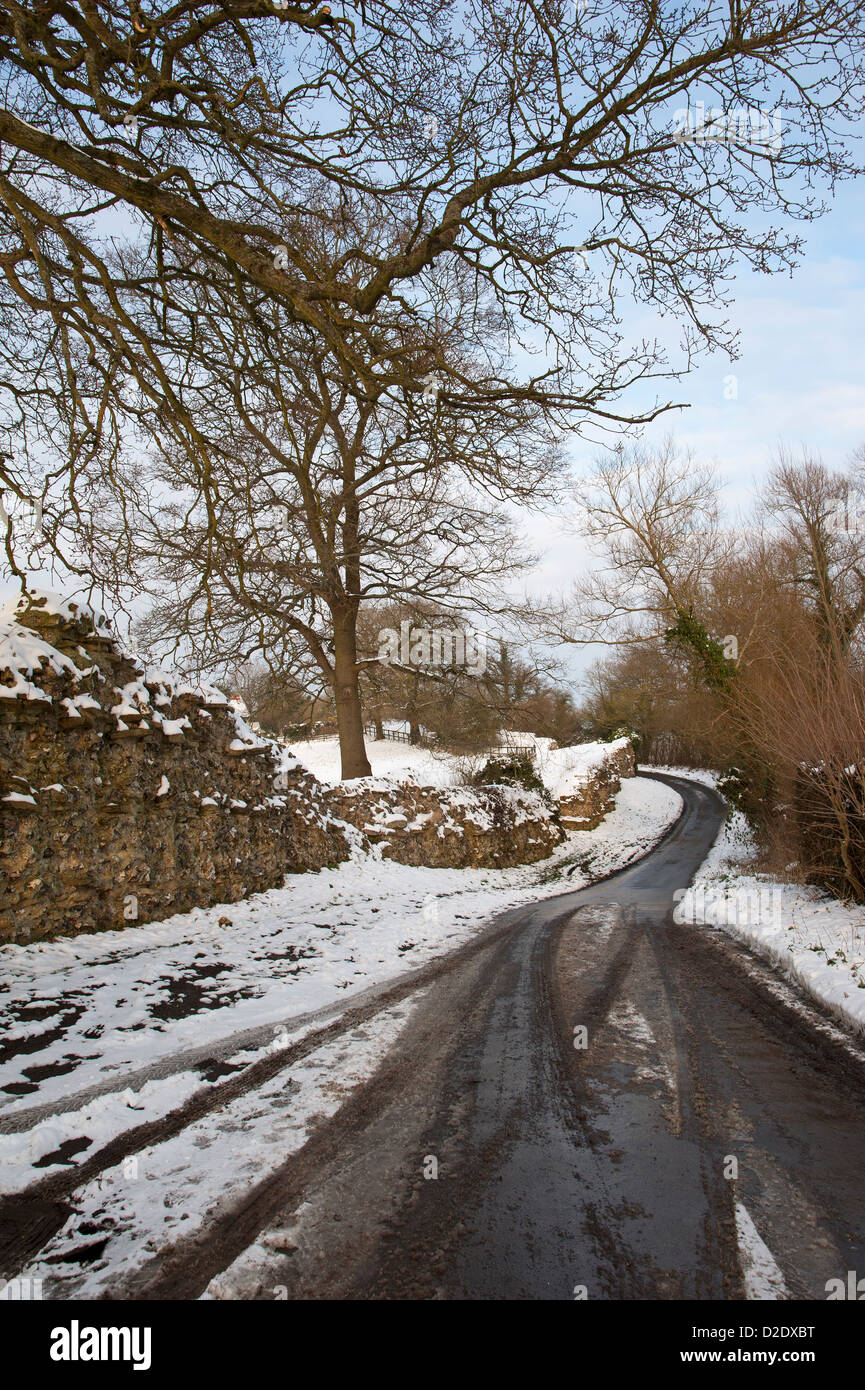 Scène d'hiver à Silchester Hampshire Royaume-uni reste du mur romain historique Banque D'Images