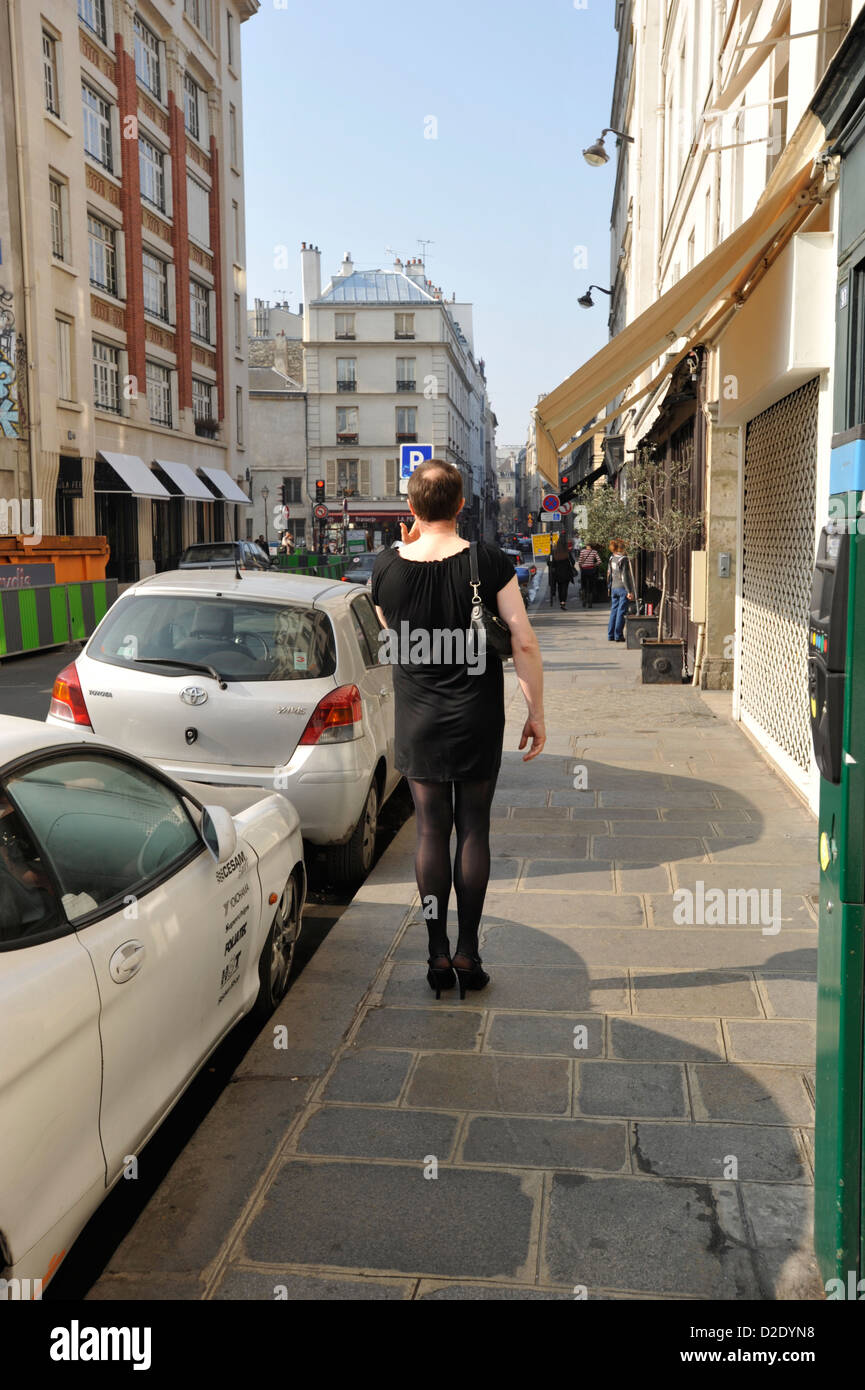 Homme vêtu de vêtements de femmes dans une rue de Paris Banque D'Images