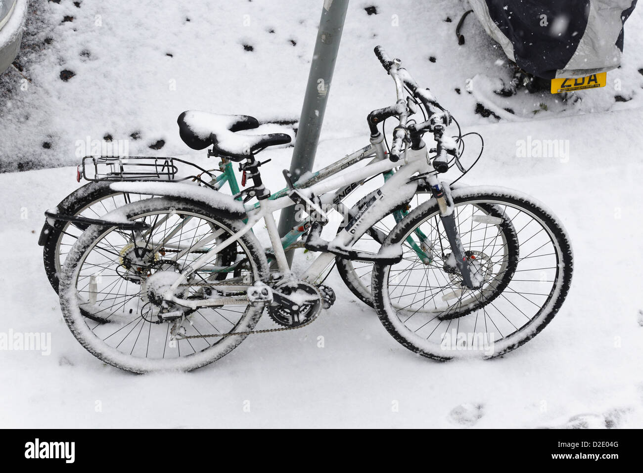 Deux vélos verrouillé couvert de neige Banque D'Images