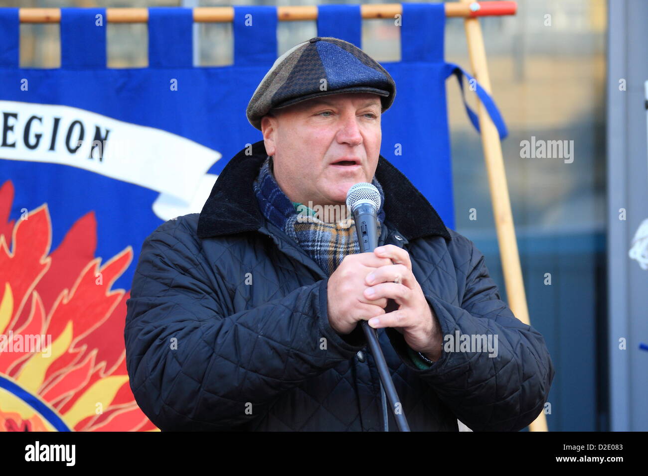 Londres, Royaume-Uni. Jan 21, 2013. Les pompiers de protestation devant London Fire Brigade Head Quarters comme les membres de l'incendie voter contre les compressions proposées qui verrait les pompiers 520 licenciés, 12 postes d'incendie à proximité et l'enlèvement de 18 camions de pompiers dans la capitale. Bob Crow de l'EGI parle au rassemblement à l'extérieur de London Fire Brigade l'AC. Banque D'Images