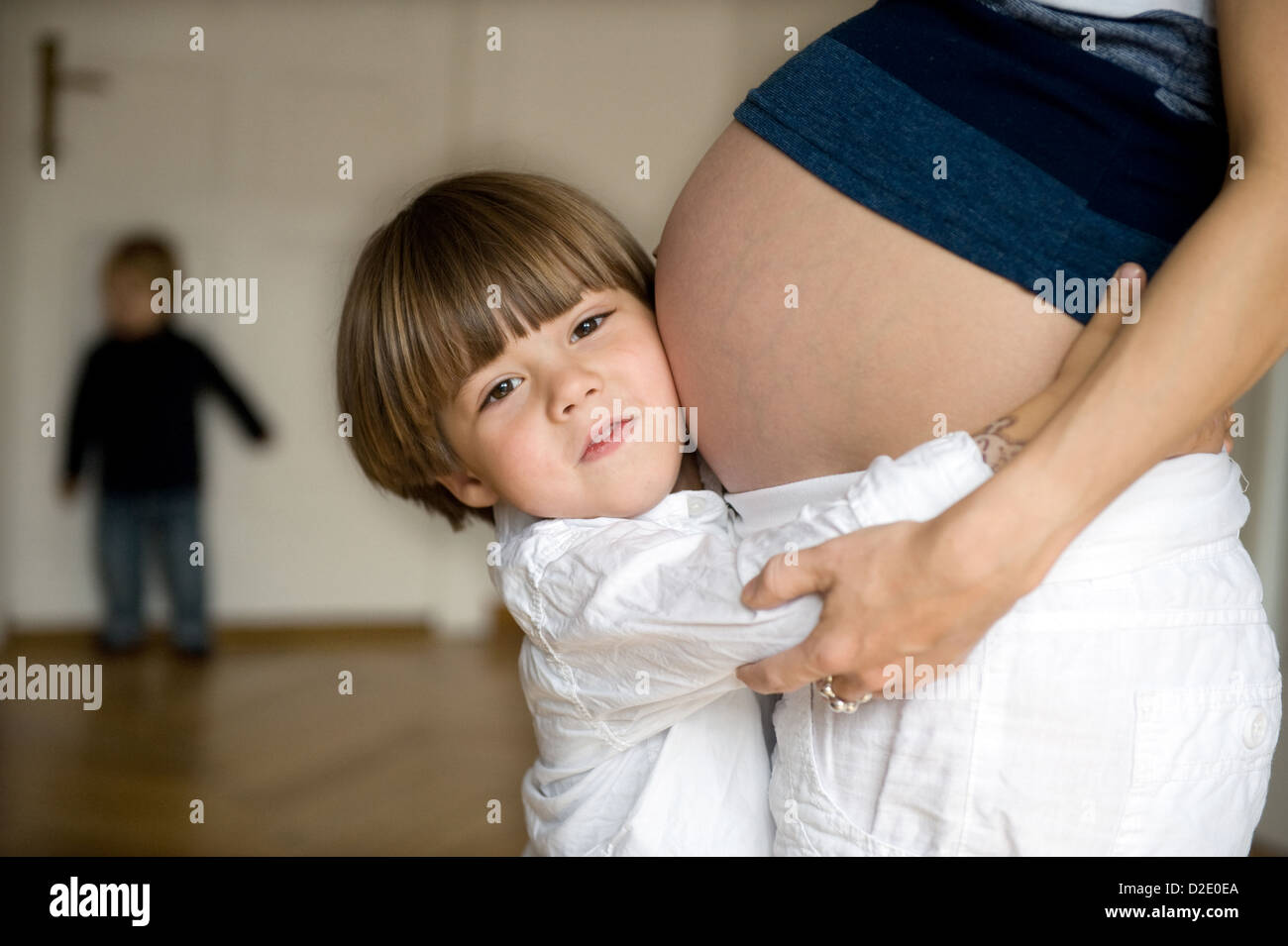 Berlin, Allemagne, une mère enceinte avec ses fils Banque D'Images