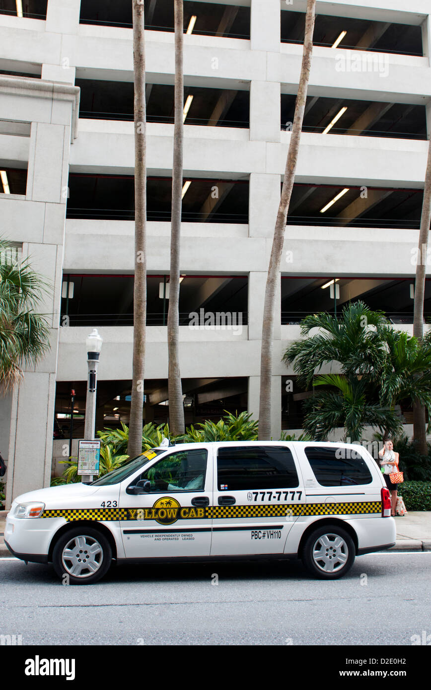 Un arrêt de taxi pour aller chercher riders à West Palm Beach en Floride Banque D'Images