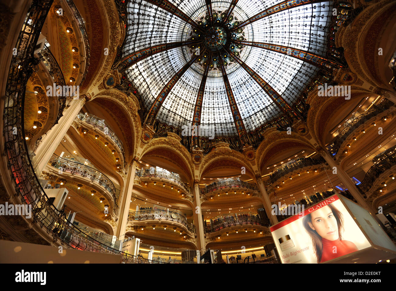 Les intérieurs de le grand magasin Galeries Lafayette, Paris France Banque D'Images