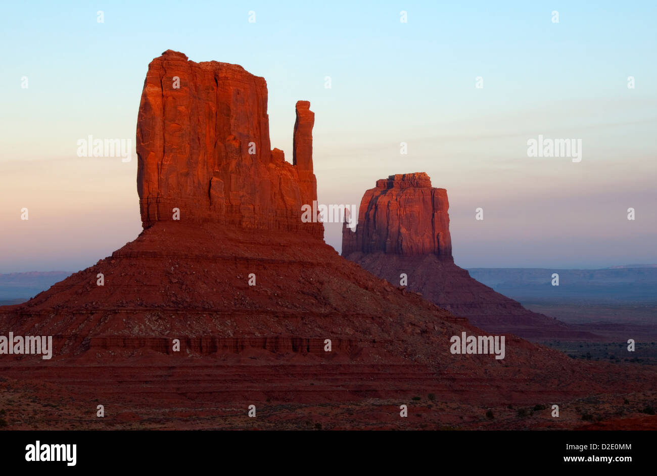 La célèbre mitaines sont allumés à la tombée de Monument Valley, AZ. Banque D'Images