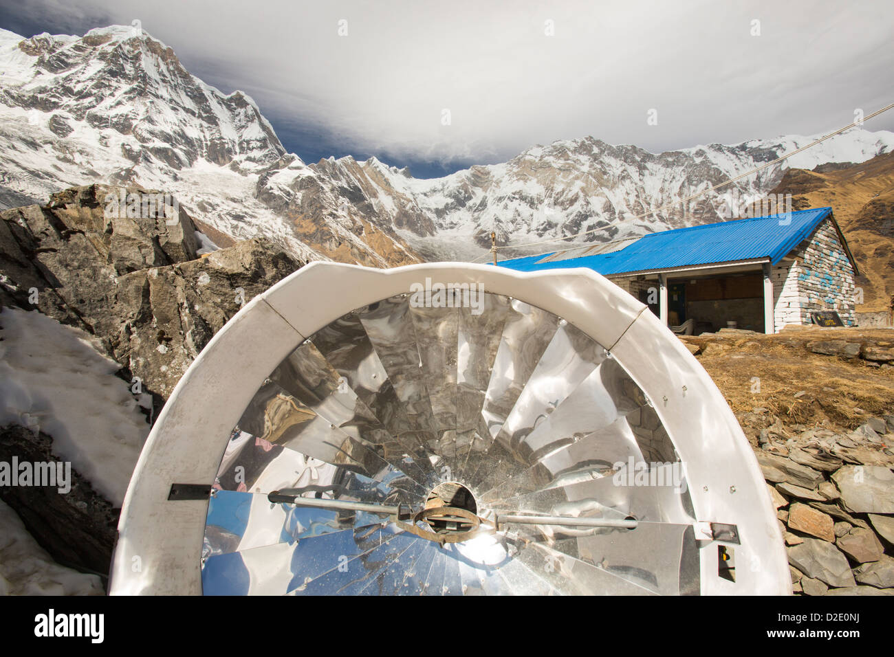 D'un four solaire pour la cuisson du pain au camp de base de l'Annapurna, Népal, Himalaya. Banque D'Images