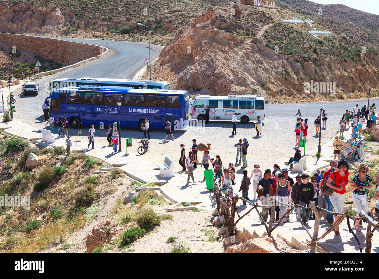 Les touristes allant à la plate-forme d'observation de l'autobus touristique. Le district de Matmata en Tunisie, l'Afrique Banque D'Images