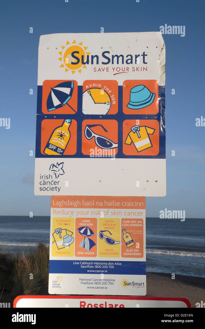 "Smart" les panneaux de sécurité par l'Irish Cancer Society sur une plage près de Wexford, Irlande. Banque D'Images