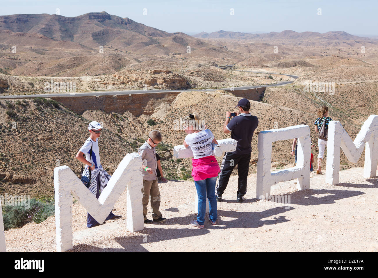 Les touristes sur la plate-forme d'observation suivant pour les lettres l'inscription Matmata, Tunisie, Afrique Banque D'Images