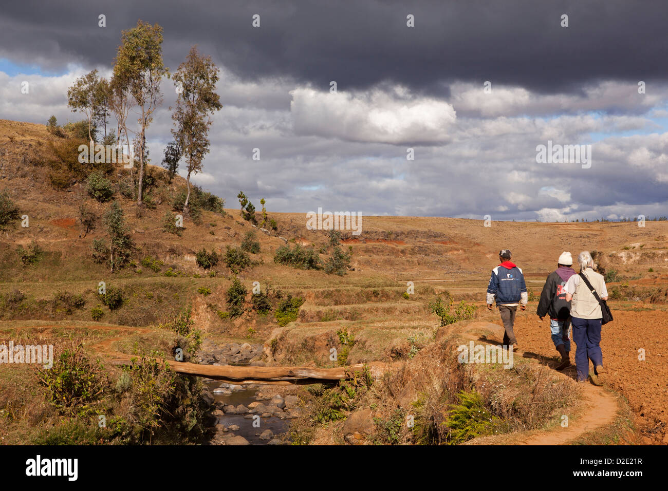 Antsirabe, Madagascar, dirigée par des guides touristiques traversant les terres agricoles pour se rendre dans un village éloigné Banque D'Images