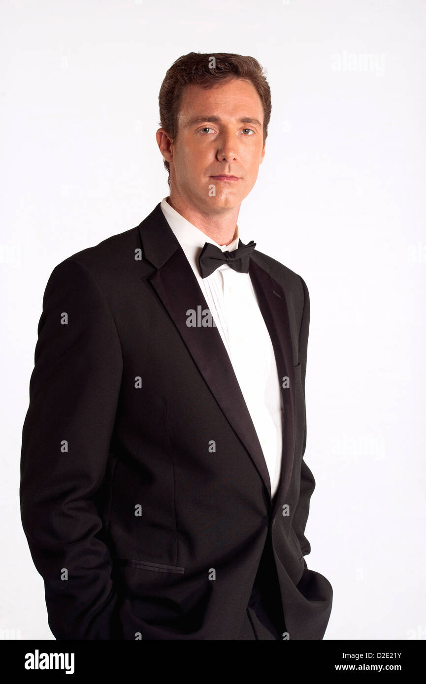 Portrait 3/4 d'un homme en costume cravate noire Banque D'Images