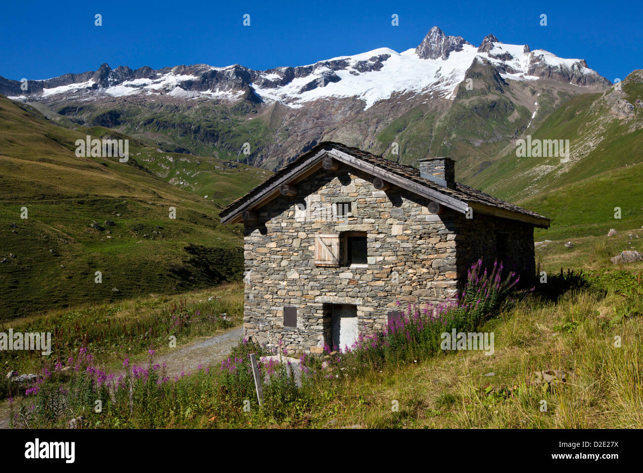 Bâtiment en pierre, Tour du Mont Blanc, Alpes, France. Banque D'Images