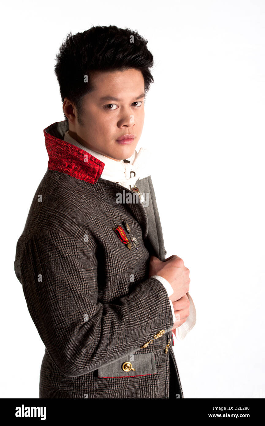 L'homme asiatique dans la vingtaine avec exagéré des vêtements, portrait de caractère Sci-fi Banque D'Images