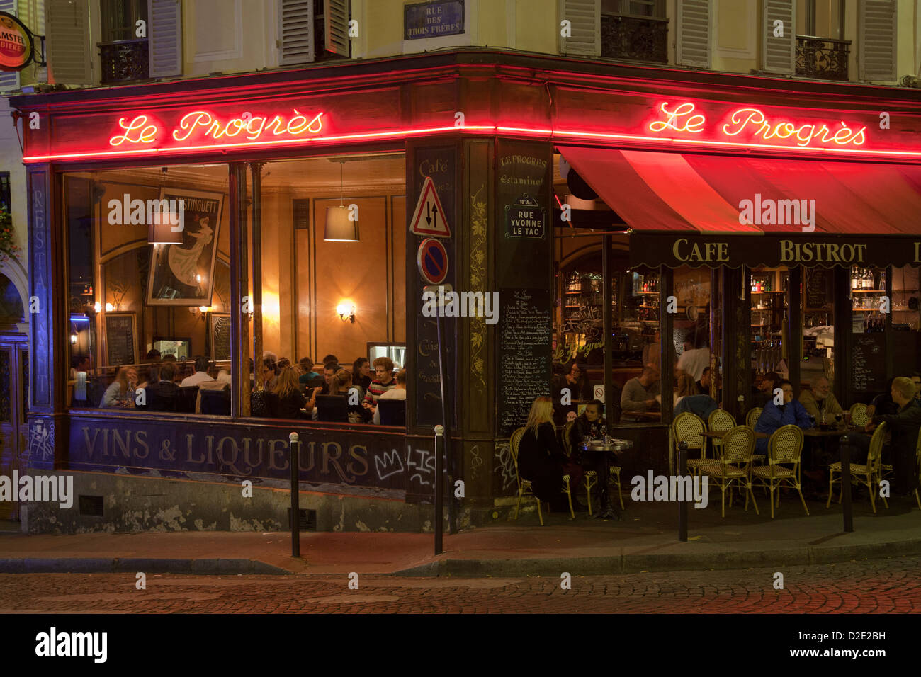 Café de la chaussée Le Progrès à Montmartre la nuit Banque D'Images