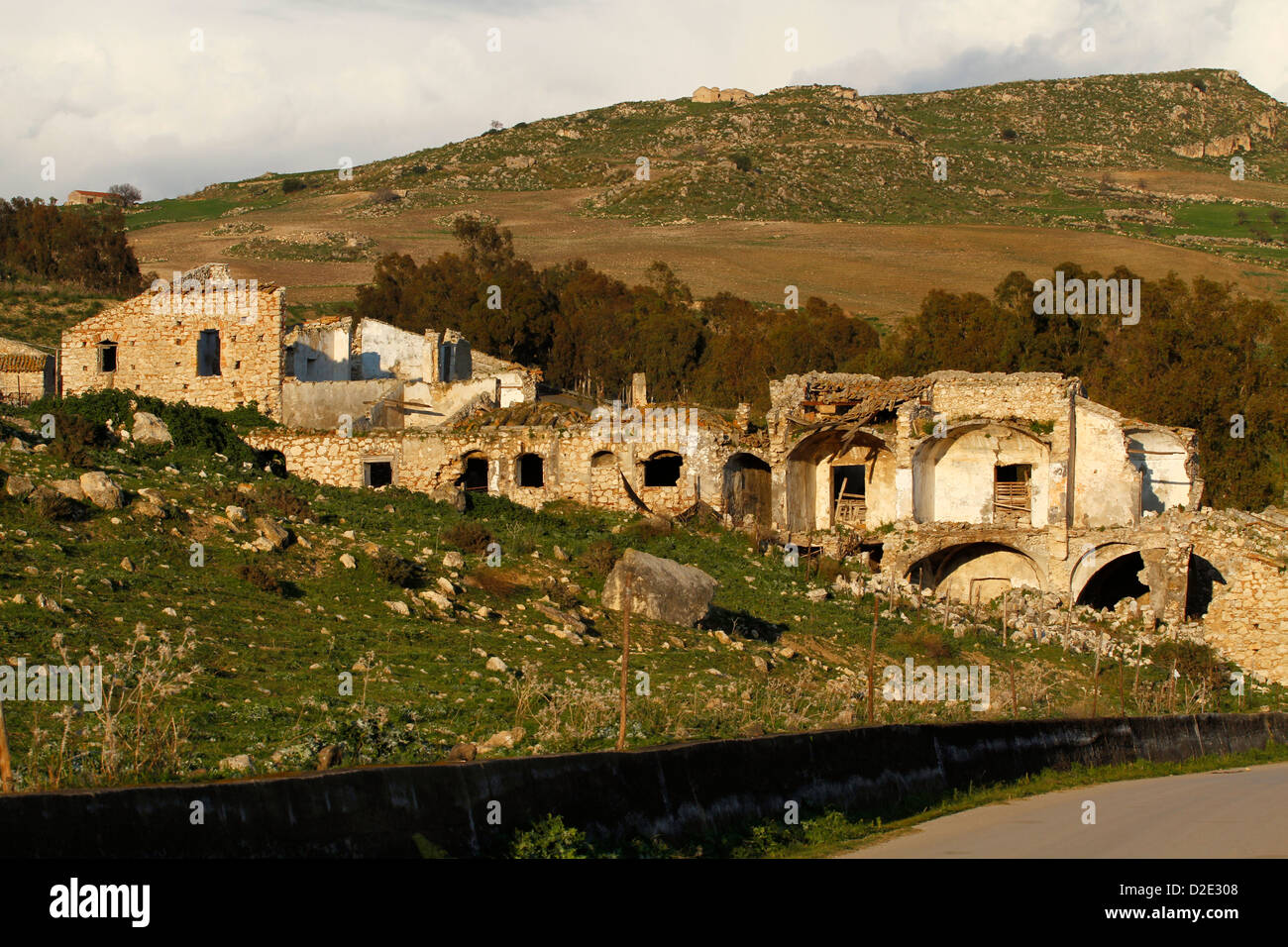 Des bâtiments abandonnés qui font partie d'une ancienne mine de soufre, Province Enna, Sicile, Italie Banque D'Images