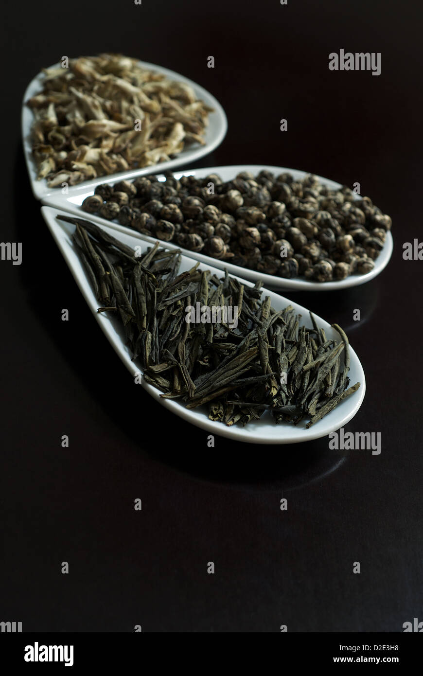 Berlin, Allemagne, trois thés chinois dans des petits bols sur fond noir Banque D'Images