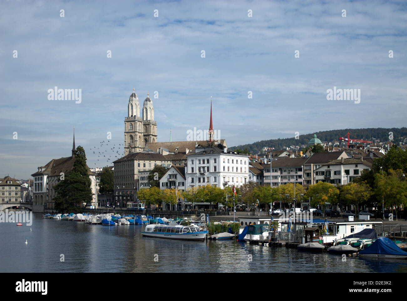 Zurich, Suisse, vue sur la ville avec la Grossmünster au Limmatquai Banque D'Images