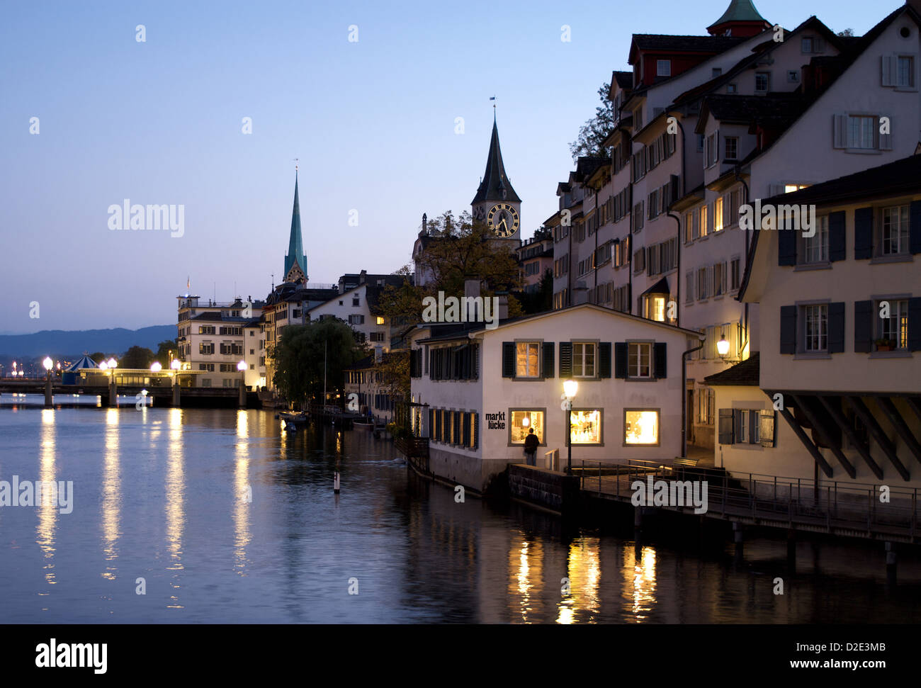 Zurich, Suisse, soirée au Limmatquai Banque D'Images