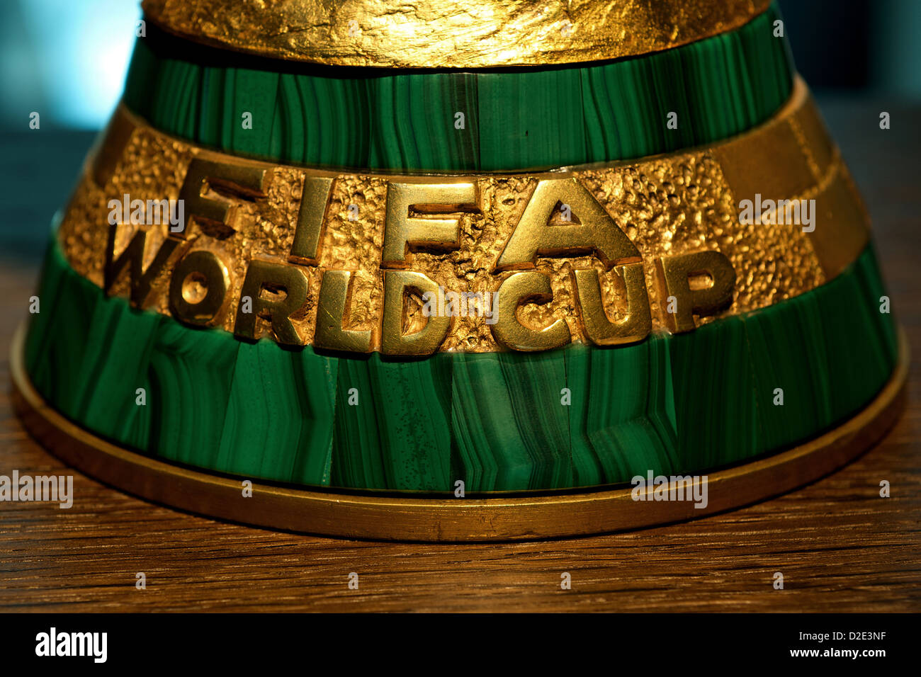 Zurich, Suisse, une copie de la Coupe du monde trophée dans le hall d'entrée de la Maison de la Fifa Banque D'Images