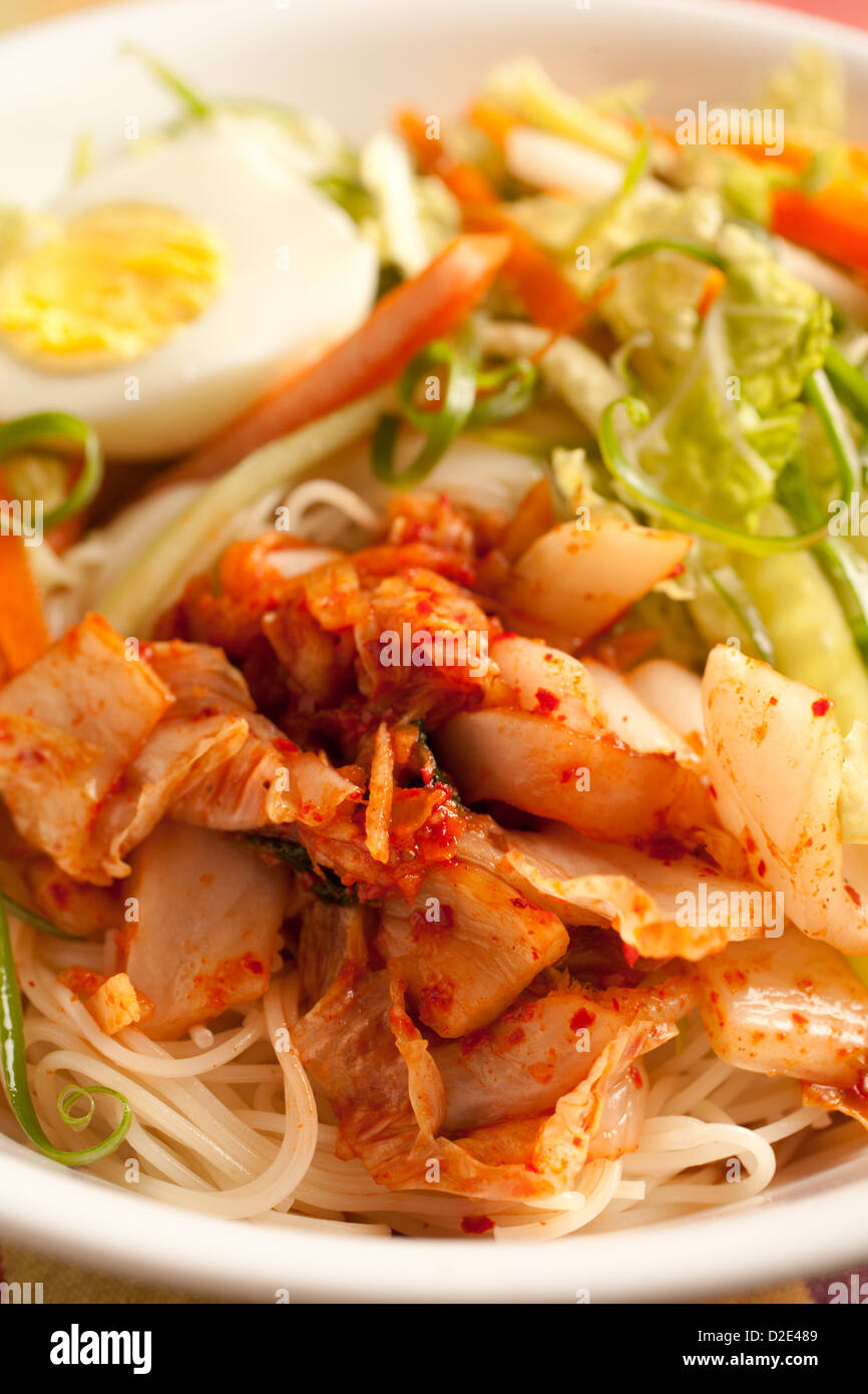 Bibim guksu coréennes : salade de nouilles froides Banque D'Images