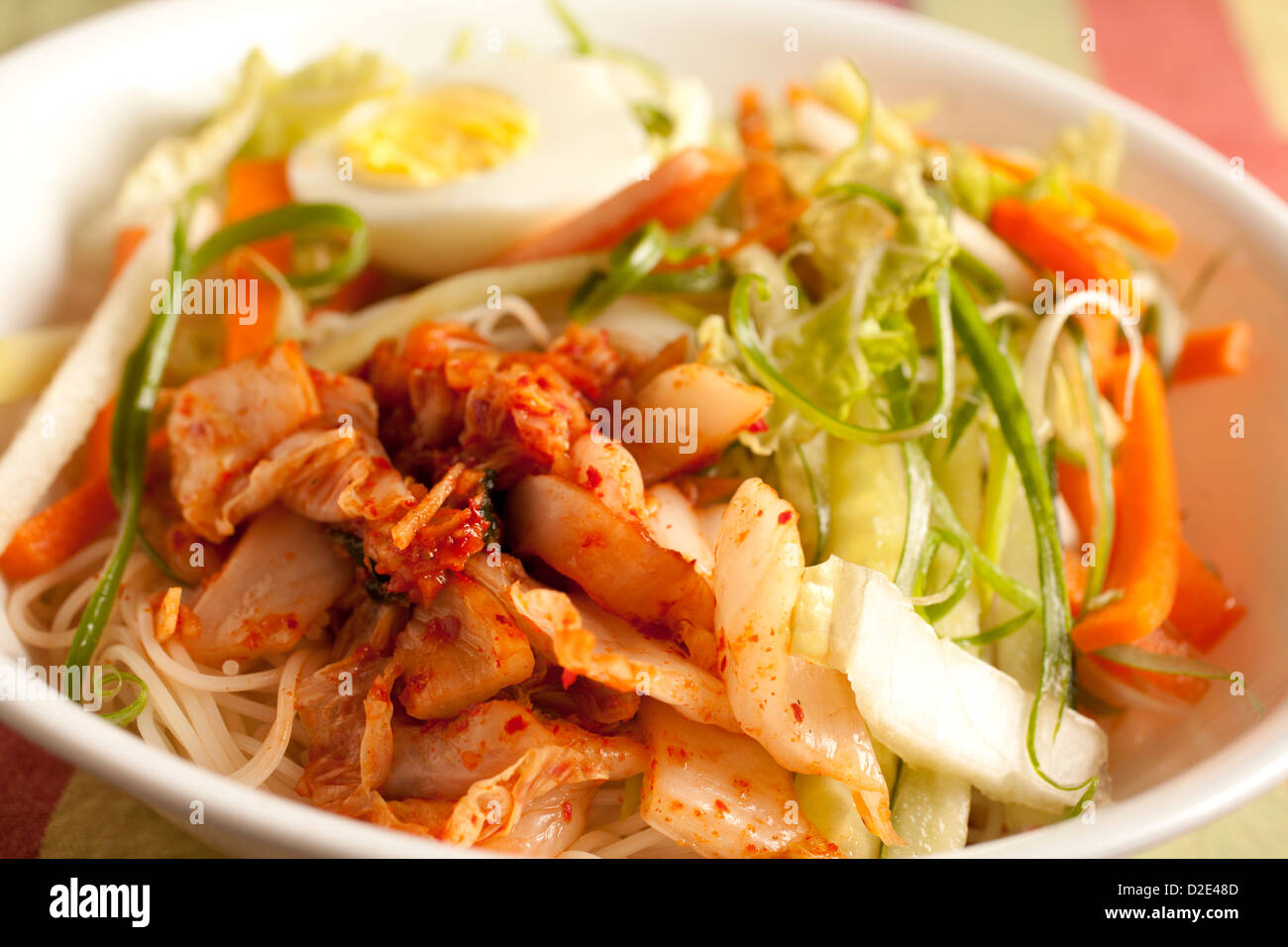 Bibim guksu coréennes : salade de nouilles froides Banque D'Images