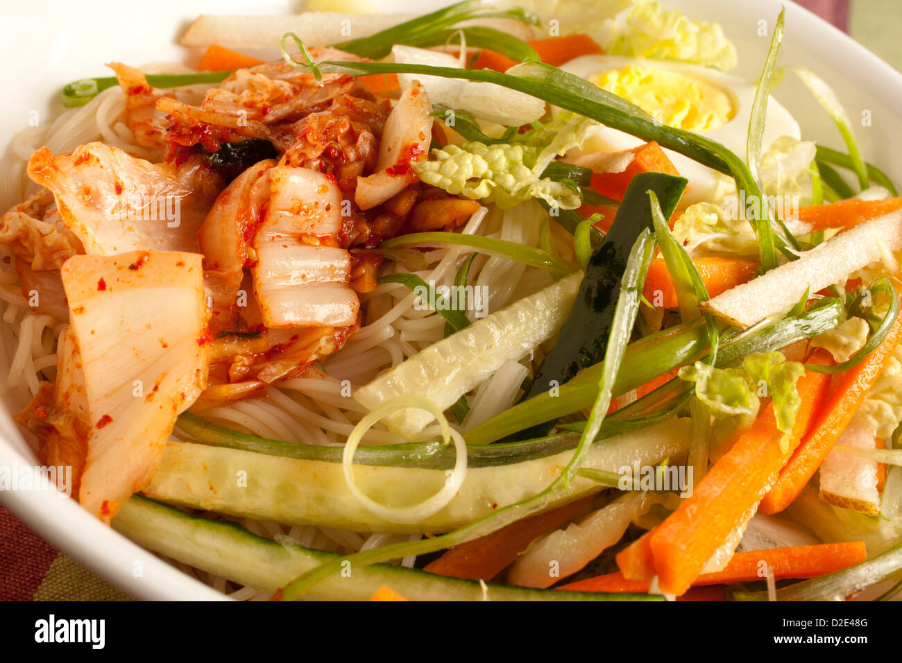 Bibim guksu coréennes : salade de nouilles froides Banque D'Images