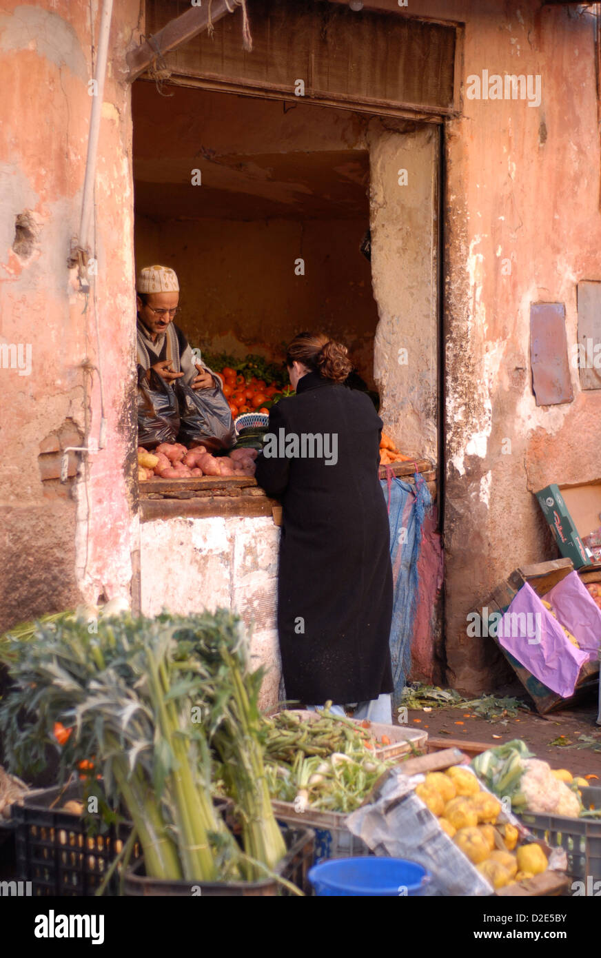 Woman buying vegetables in Marrakech Banque D'Images