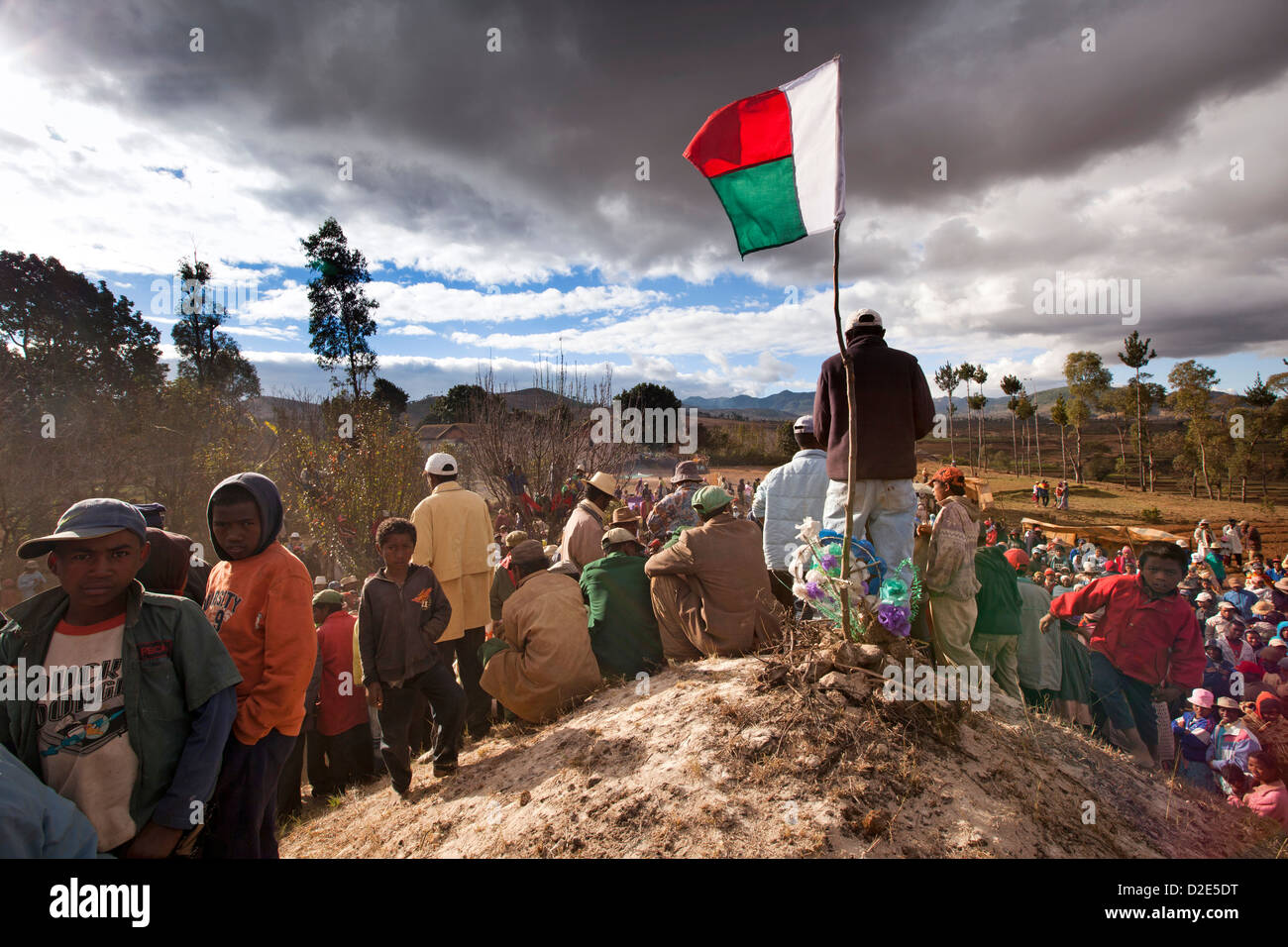 Antsirabe, Madagascar, famadihana "tournant des os' cérémonie traditionnelle tribal Betsileo, drapeau sur la tombe Banque D'Images