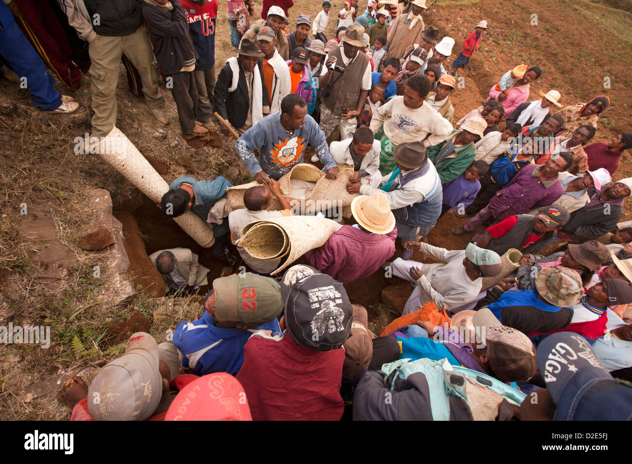 Madagascar, la cérémonie du famadihana Betsileo, "tournant des os' prendre corps depuis tomb Banque D'Images