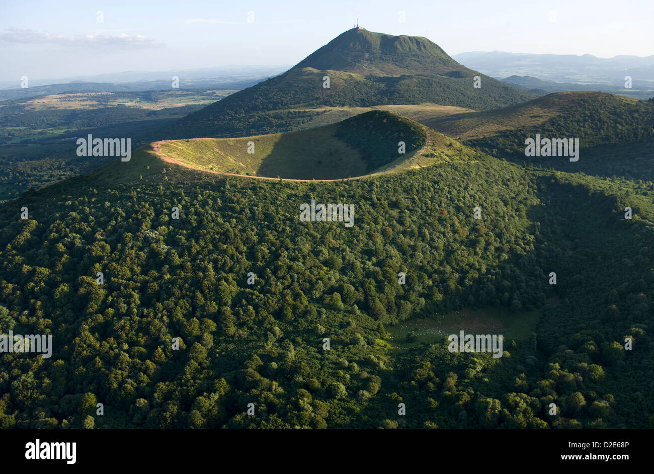 Cratère CÔNE DE SCORIES PUY DE DOME CHAÎNE DES PUYS PARC NATUREL RÉGIONAL DES VOLCANS AUVERGNE MASSIF CENTRAL FRANCE Banque D'Images