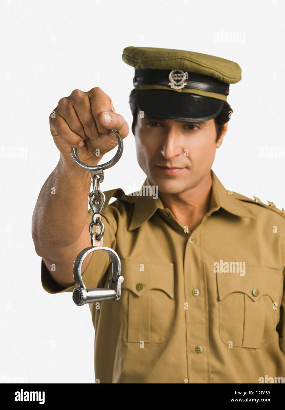 Portrait d'un policier tenant une paire de menottes Banque D'Images