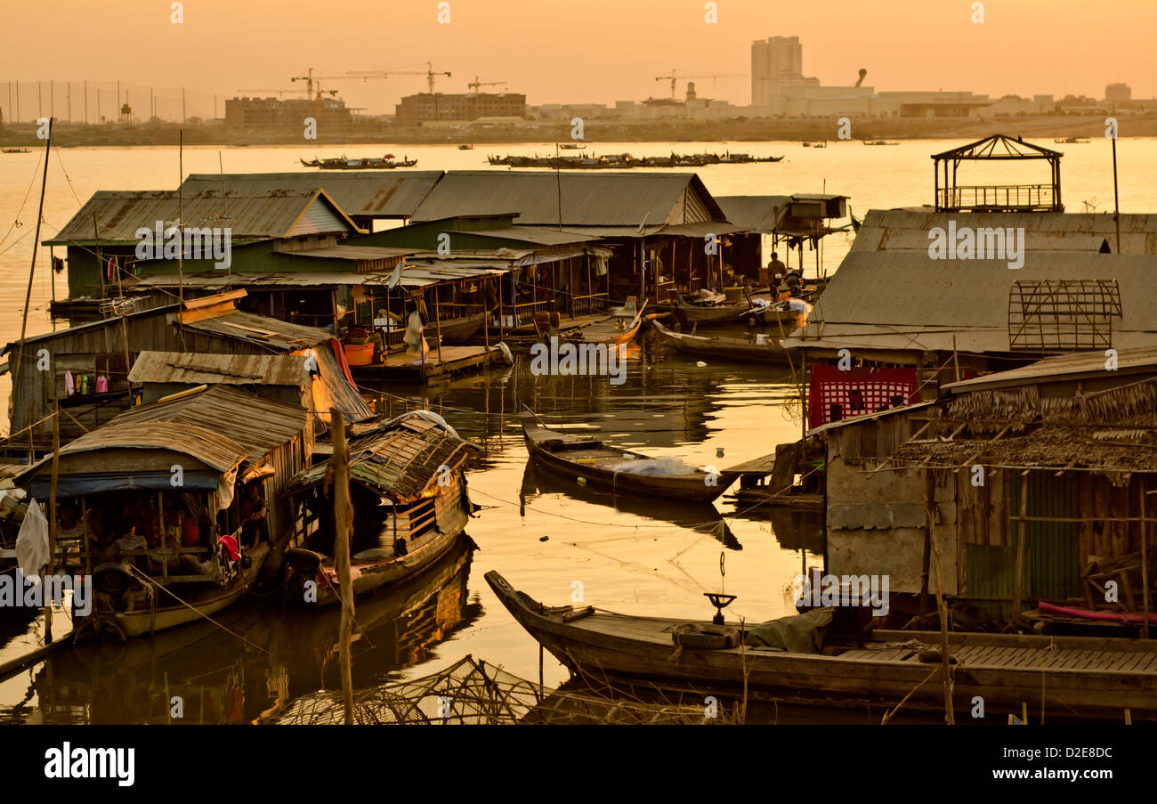 Village flottant sur le Mékong à Phnom Penh , à 500 mètres de certains de la ville la plus chère d'hôtels. Banque D'Images