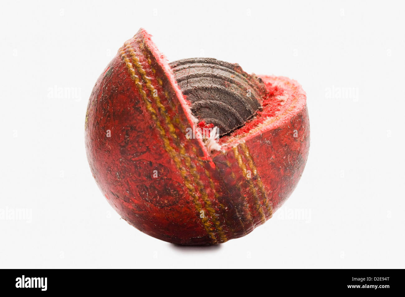 Close-up of a usé le cricket ball Banque D'Images