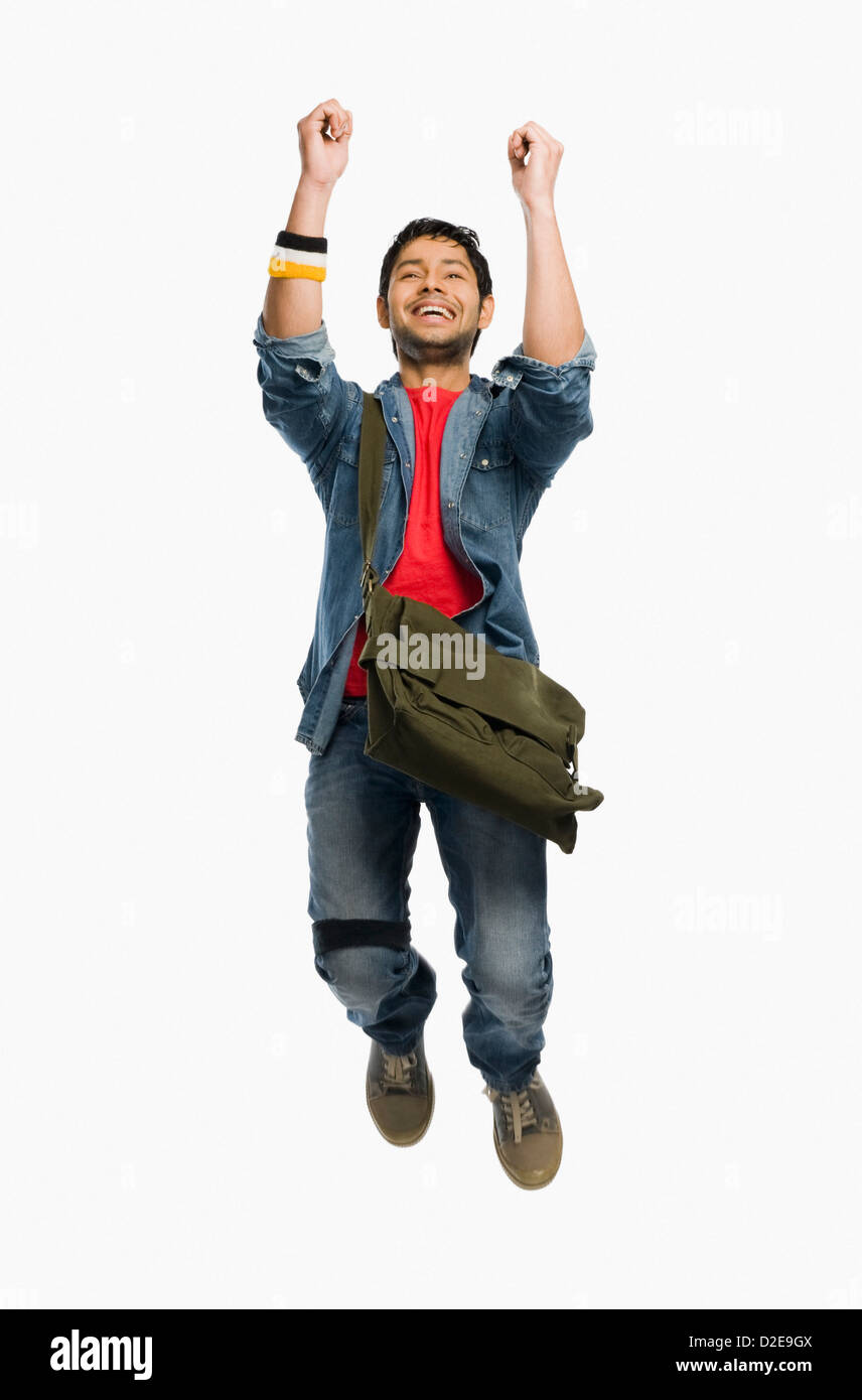 University Student smiling avec son bras levés Banque D'Images