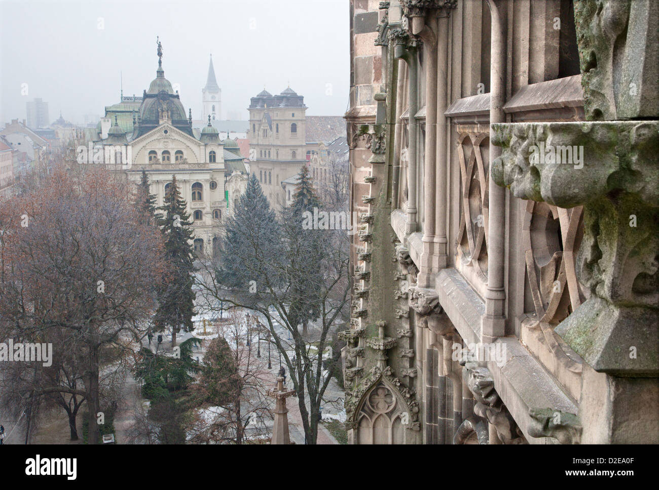 Kosice - Perspectives de Saint Elizabeth à la cathédrale Holy Trinity Church et théâtre en hiver. Banque D'Images