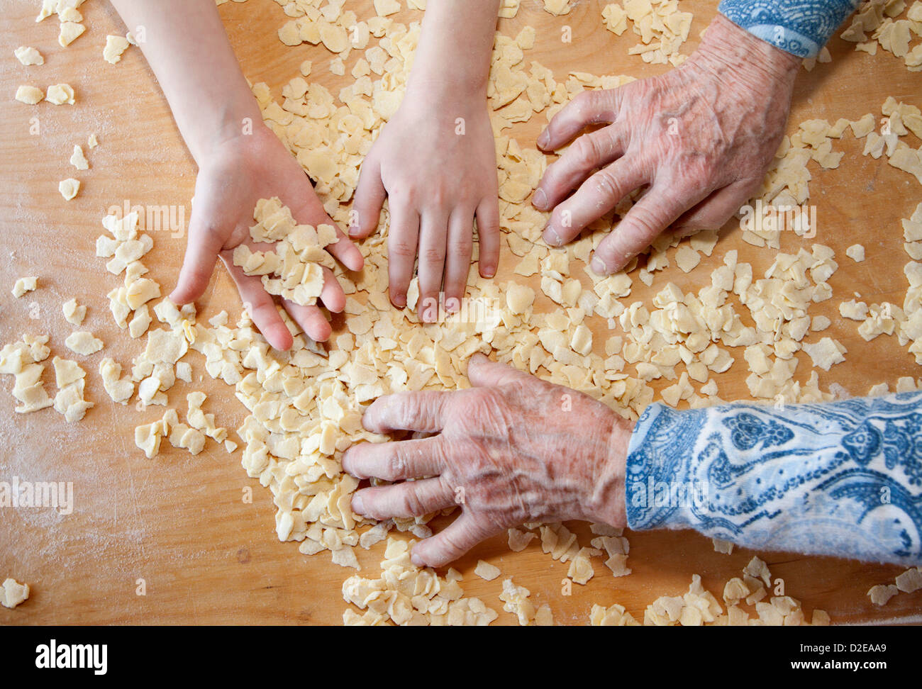 Mains de grand-mère et grandchilds à cooking Banque D'Images