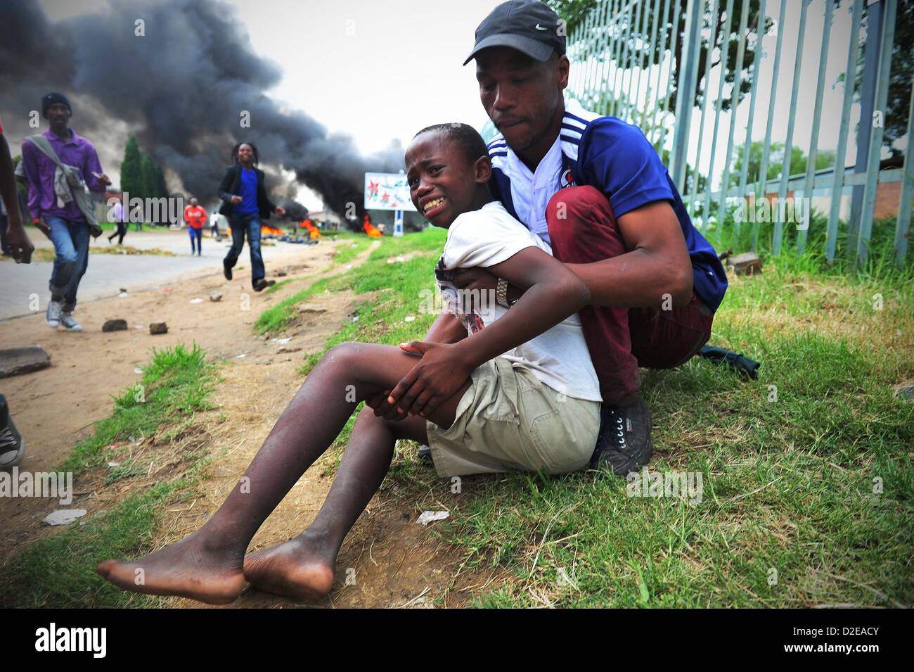 SASOLBURG, AFRIQUE DU SUD : Dumisani Mthimkhulu est touché par une balle en  caoutchouc sur sa jambe le 20 janvier 2013, à Sasolburg, Afrique du Sud.  Les résidents de la municipalité a