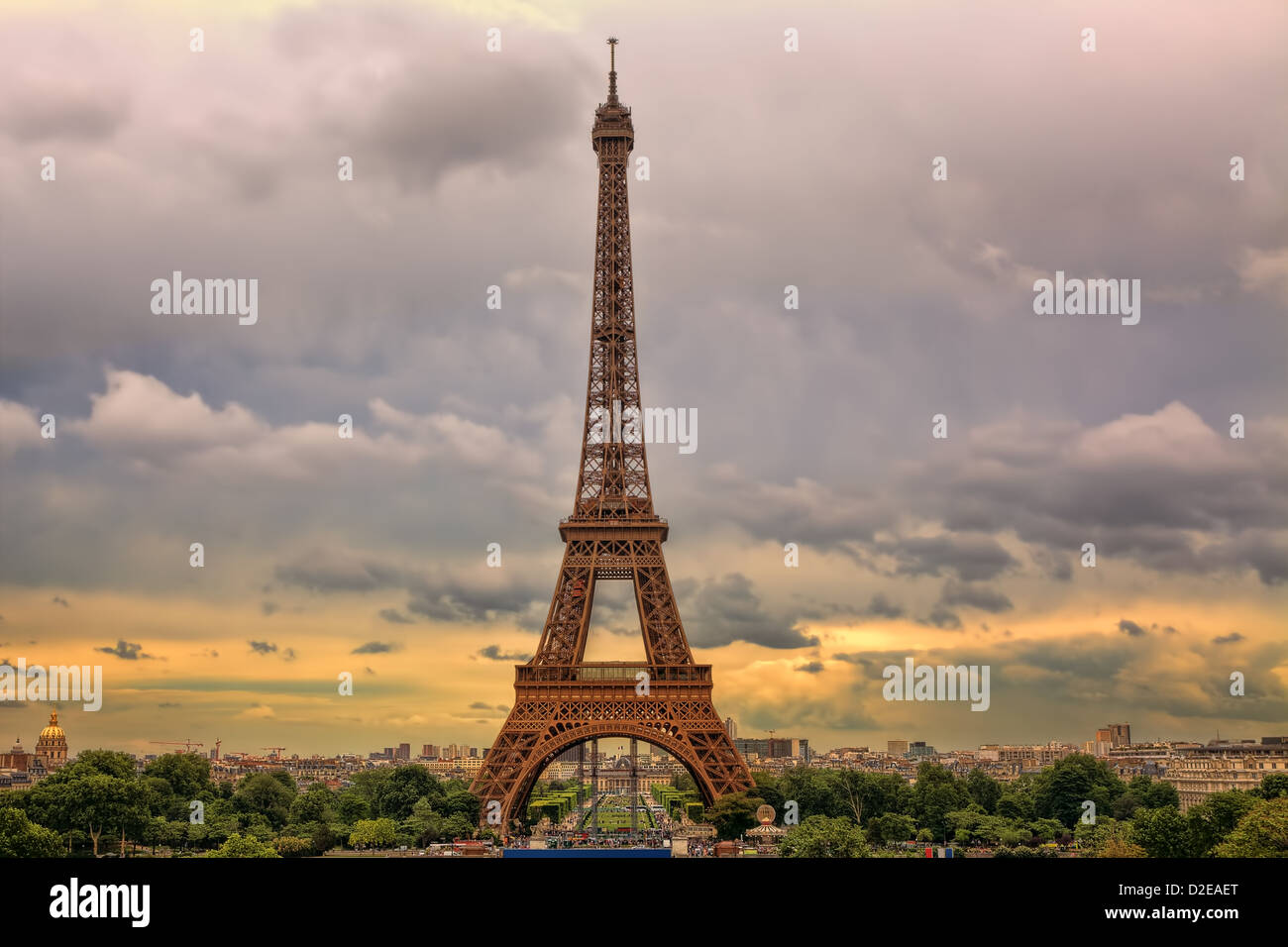 Tour Eiffel sous beau ciel nuageux au coucher du soleil à Paris, France. Banque D'Images