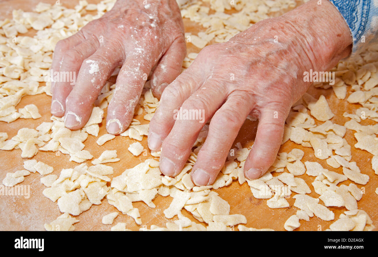 Mains de grand-mère à la cuisson Banque D'Images