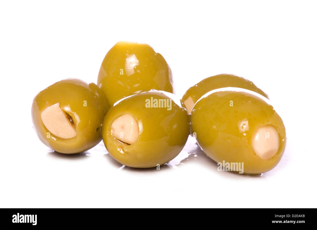 Olives vertes farcies à l'ail silhouette studio Banque D'Images