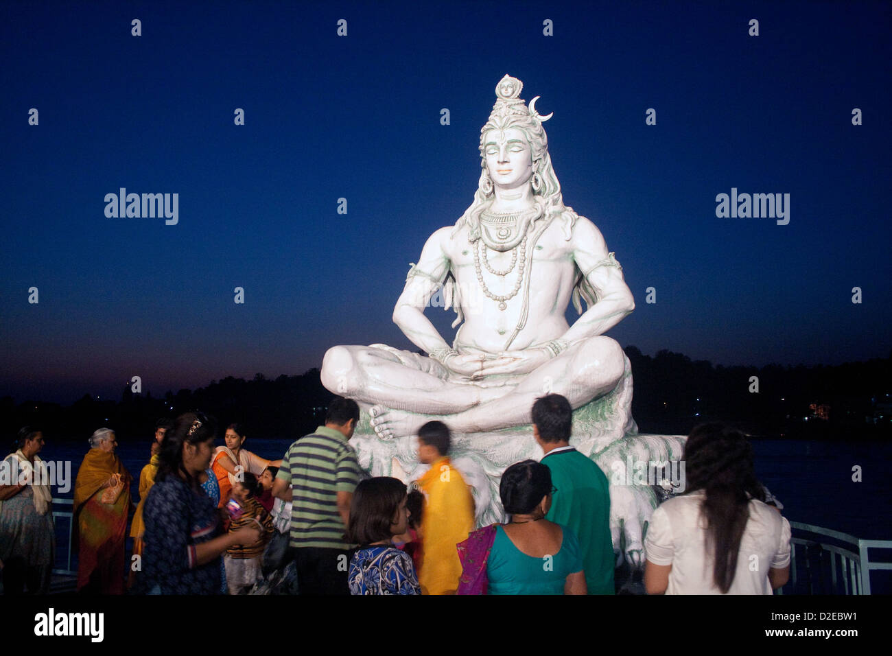 Statue de Shiva sur le Gange, Rishikesh. Banque D'Images