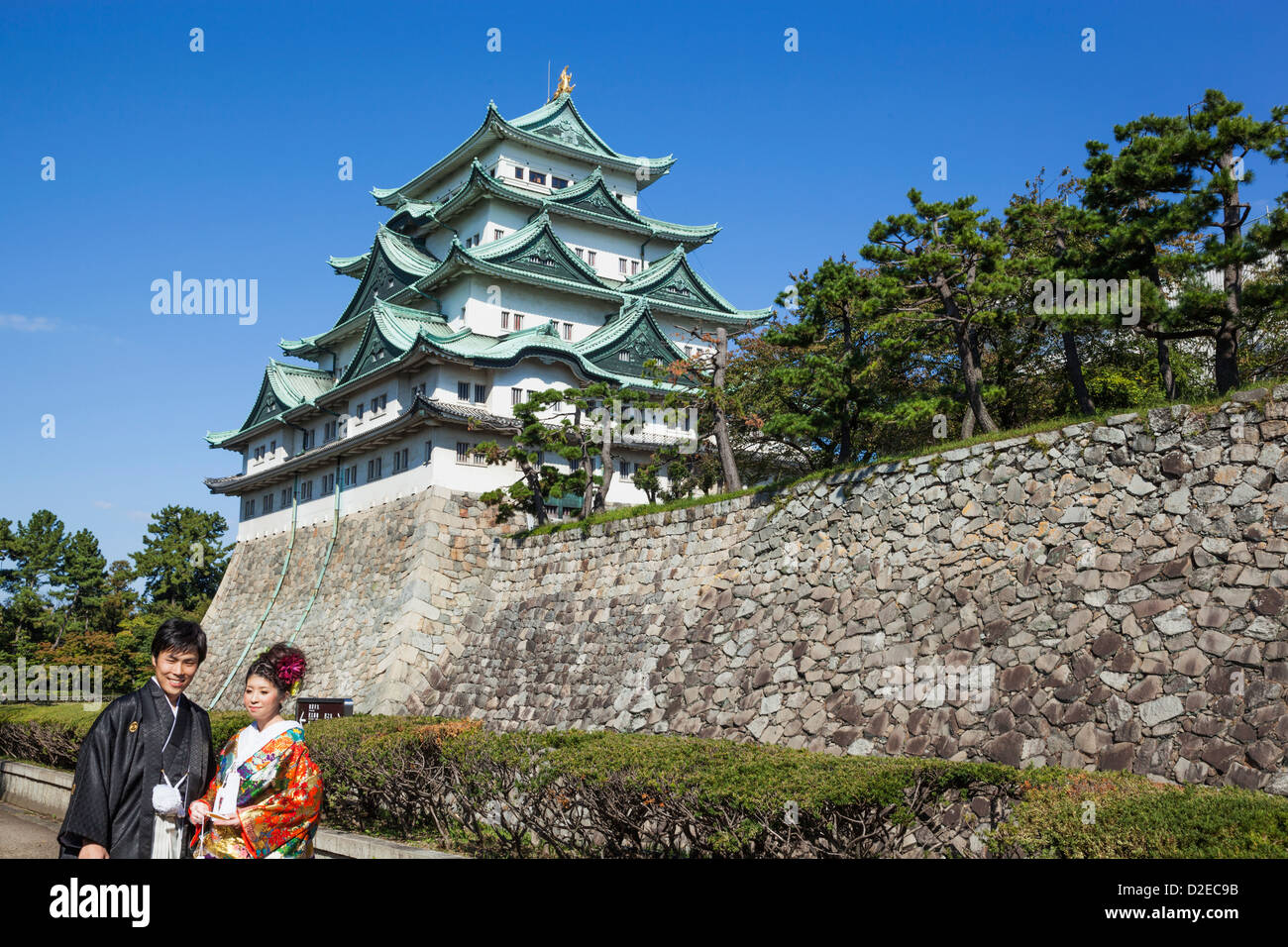 Le Japon, Honshu, Aichi, Nagoya, Nagoya Castle et couple de mariés en costume traditionnel japonais Banque D'Images