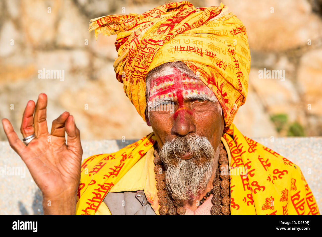 Sadhu hindou ou saint homme à Katmandou, au Népal. Sadhus sont des hommes qui ont renoncé à tous les attachements matériels Banque D'Images