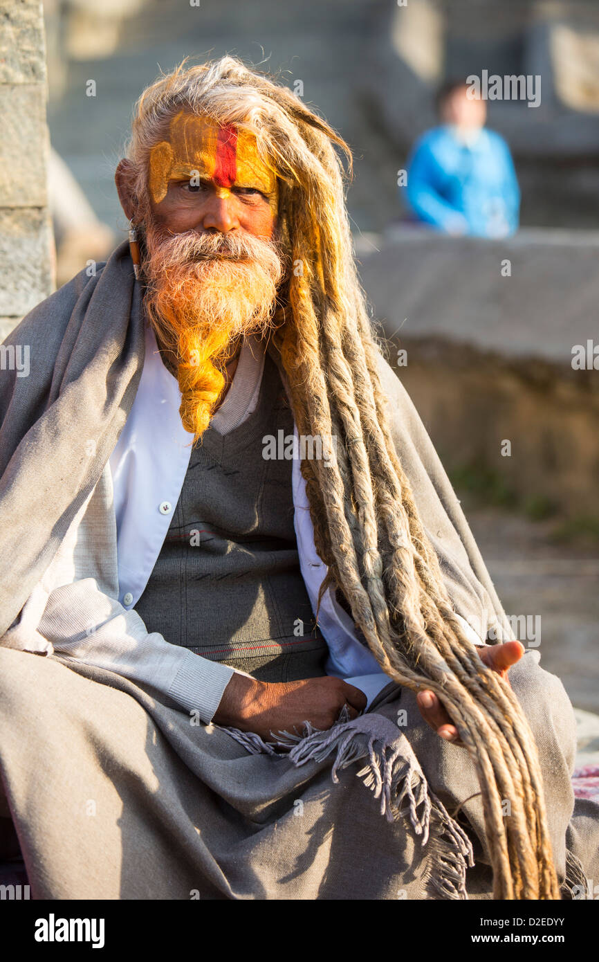 Sadhu hindou ou saint homme à Katmandou, au Népal. Sadhus sont des hommes qui ont renoncé à tous les attachements matériels Banque D'Images